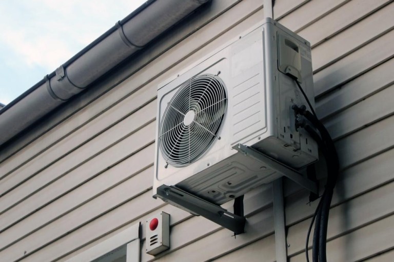 Investir dans une pompe à chaleur à Montluel : rentabilité et confort